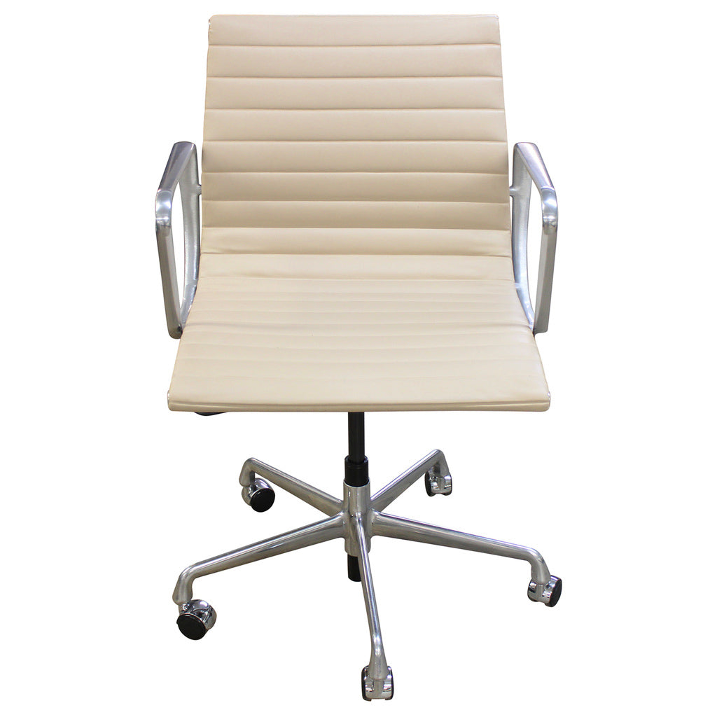 Herman Miller Eames Group Management Aluminum Chair w/ Casters - Preowned