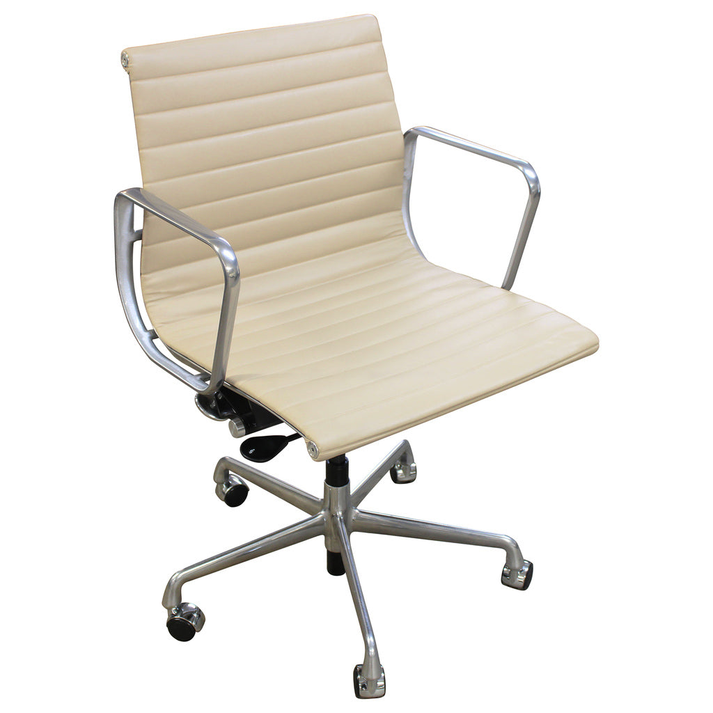Herman Miller Eames Group Management Aluminum Chair w/ Casters - Preowned